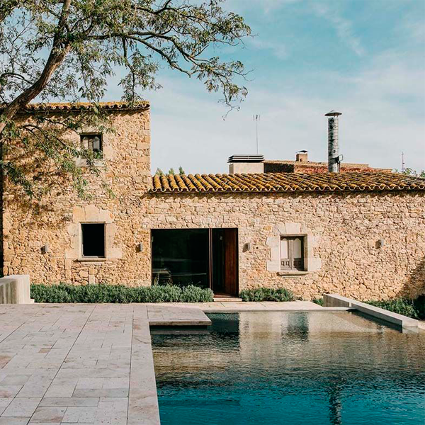 piscina desbordante de piedra