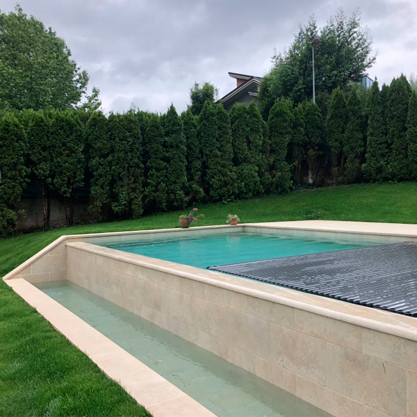 cubierta automática de lamas en piscina infinity
