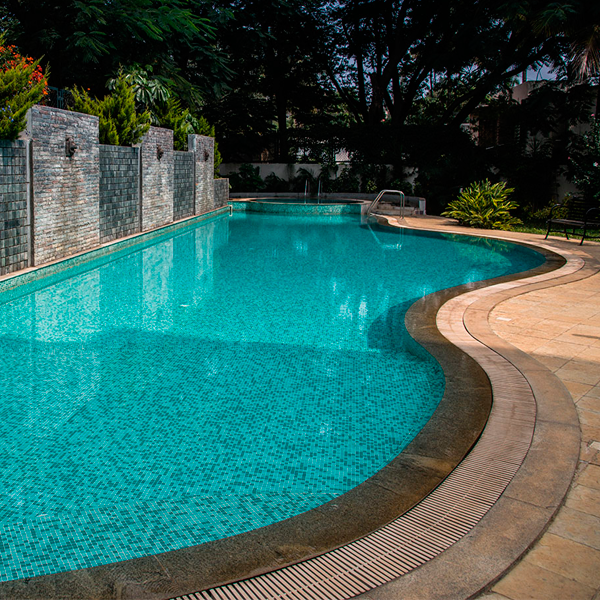Curved overflow public pool