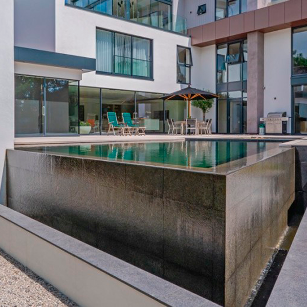piscina natural elevada con desbordante infinity