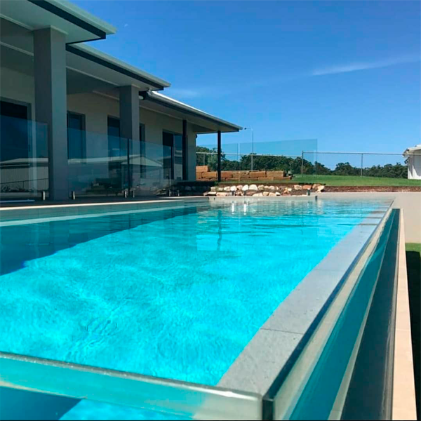 Piscina transparente junto a vivienda