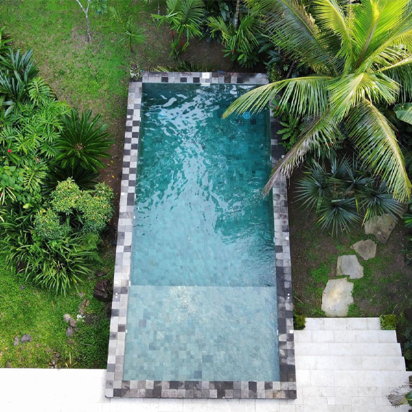 private pool in a Gilberto Elkis project