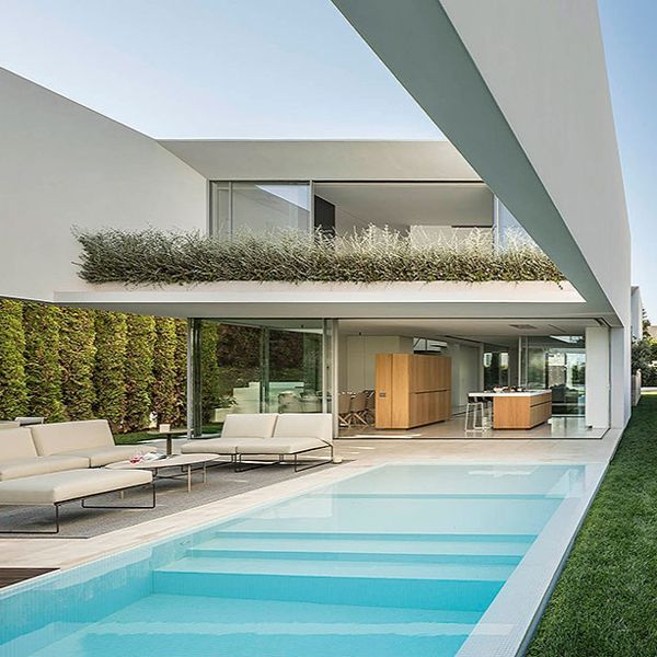 white minimalist infinity pool, in a modern project by Gallardo Llopis