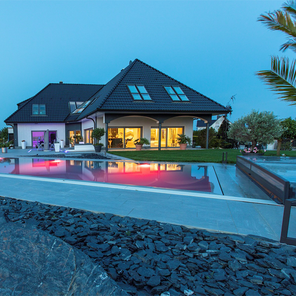 énorme piscine privée à débordement