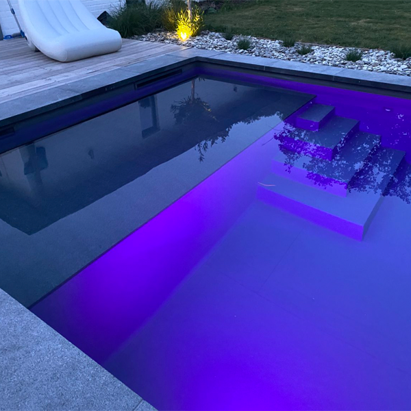 iNTERIOR PISCINA DE NOCHE CON LUZ LED