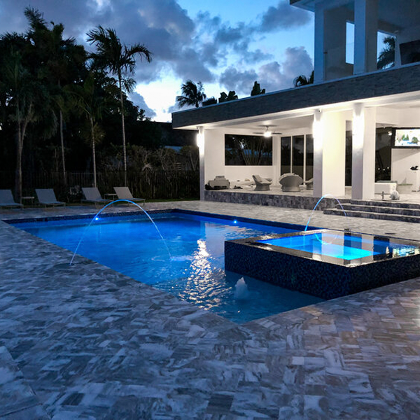 Piscina y spa por la noche con luz subacuática