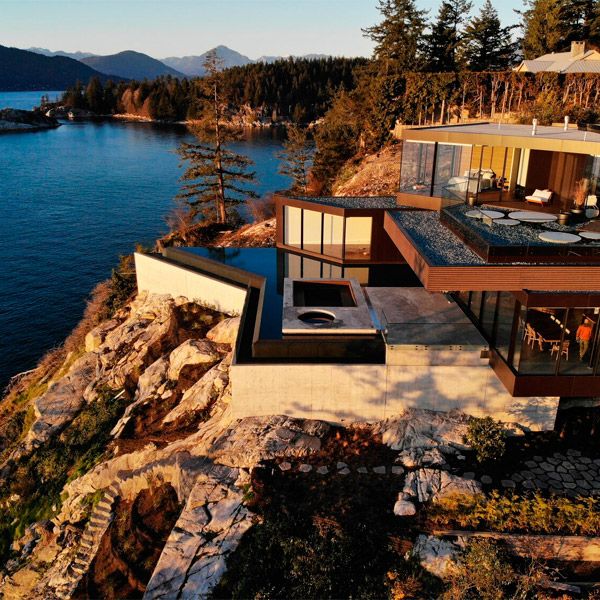 Vivienda con piscina de forma triangular junto al lago