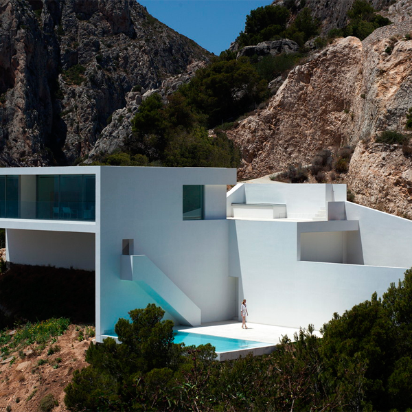 moderna vivienda en color blanco con piscina minimalista en acantilado