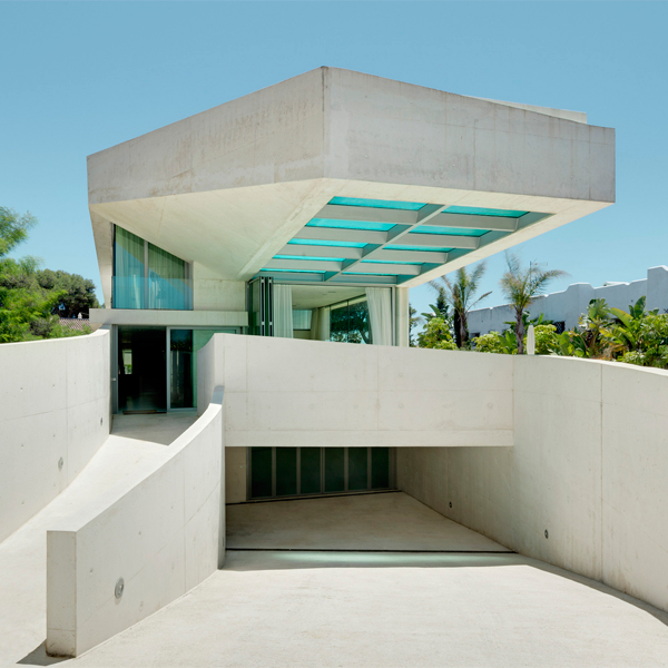 piscina volada con suelo transparente en chalet de diseño en tonos blancos