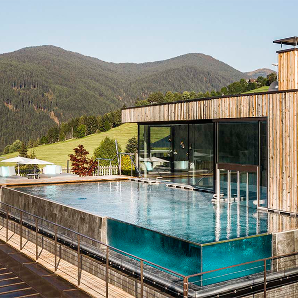 Piscina transparente en ático de hotel en los alpes