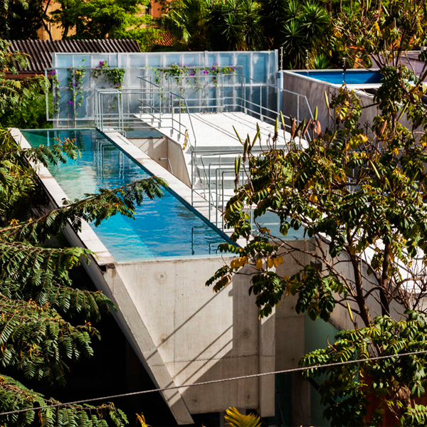 Piscina volada sobre lateral vivienda de hormigón