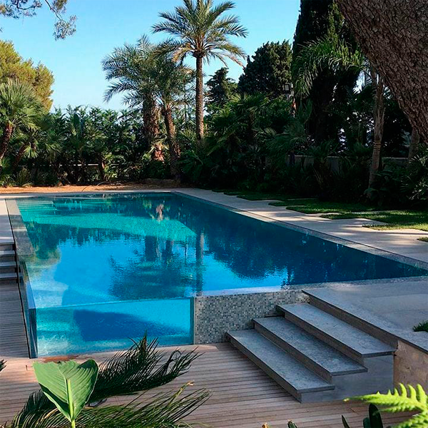 piscina elevada con esquina transparente