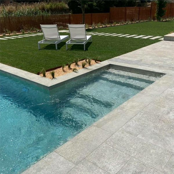 piscina con revestimiento porcelanico