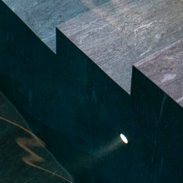 iluminación interior en piscina con revestimiento ceramico