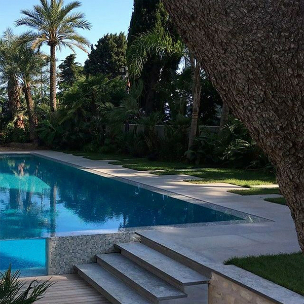 piscina elevada con esquina transparente