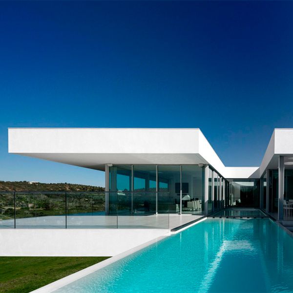 white infinity lap pool in a project by Mario Martins Atelier