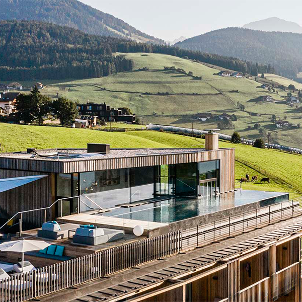 Piscina transparente en ático de hotel en los alpes