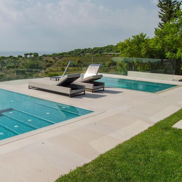 infinity pool and independent spa by Piscines Valles