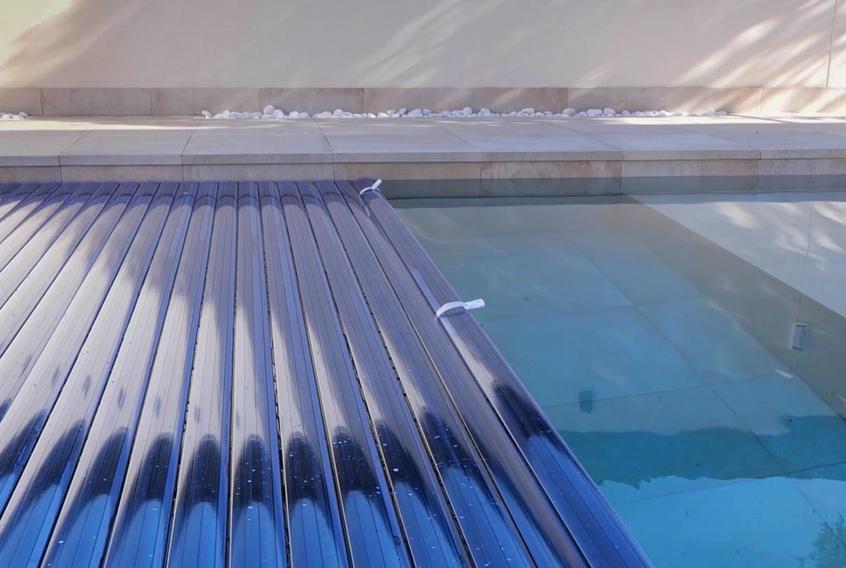 Polycarbonate slated pool cover in blue