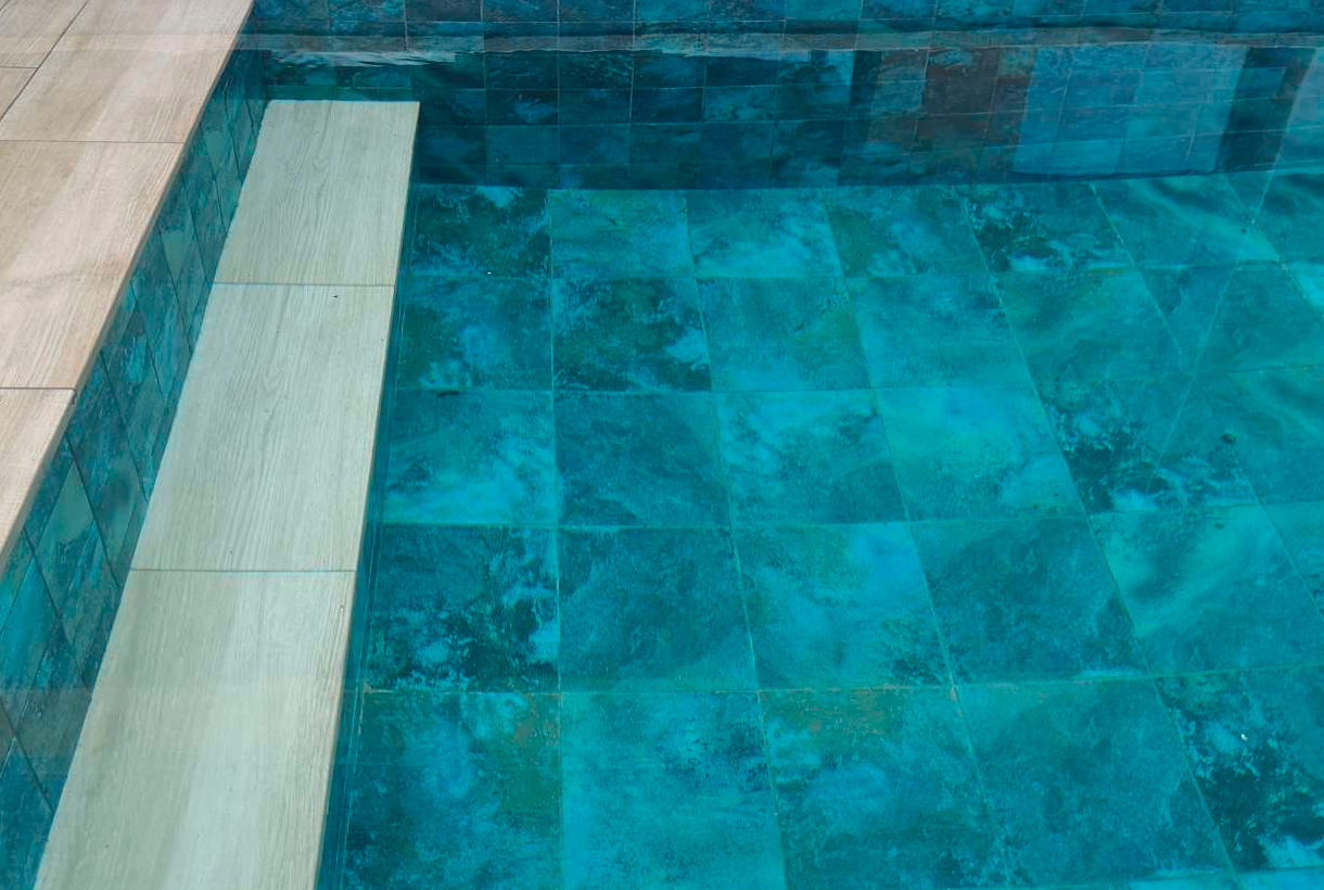 Porcelain stoneware with a contrasting design in the interior of the pool