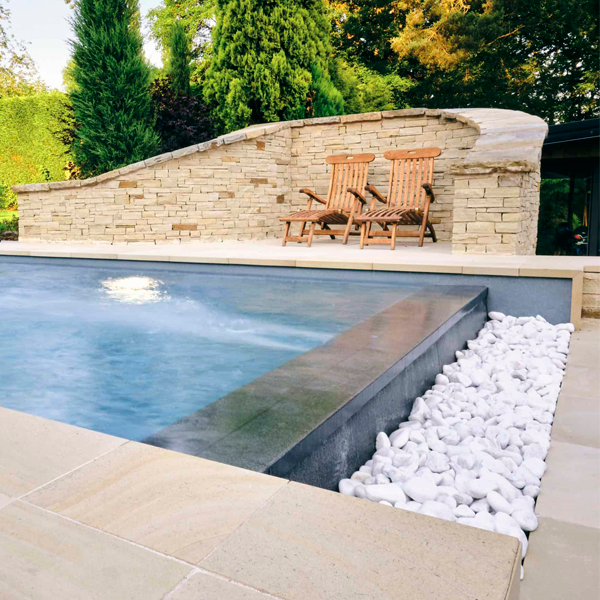 borde desbordante en piscina rectangular