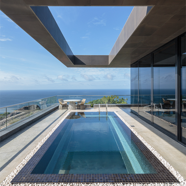 transparent infinity pool in a great project by Studio RHE