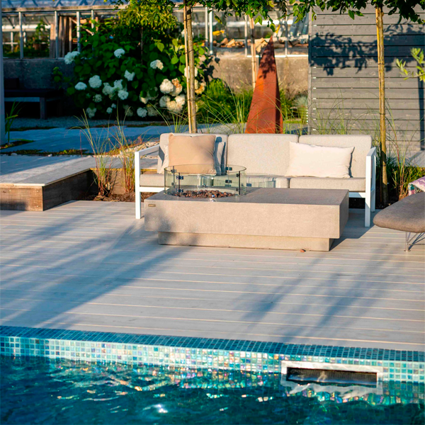 bright pool tiles in a Komplett Utemiljo project