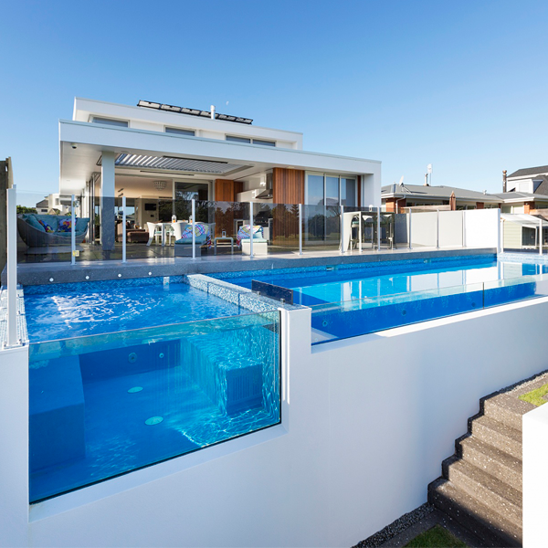 piscina y spa con pared transparente
