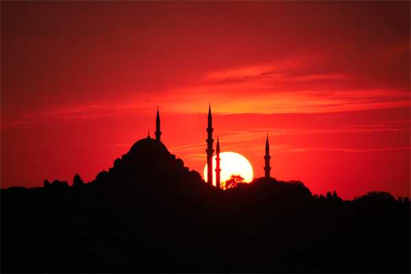 mezquita con el sol al atardecer de fondo