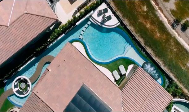Vista aérea de piscina de fpormas triangulares irregulares
