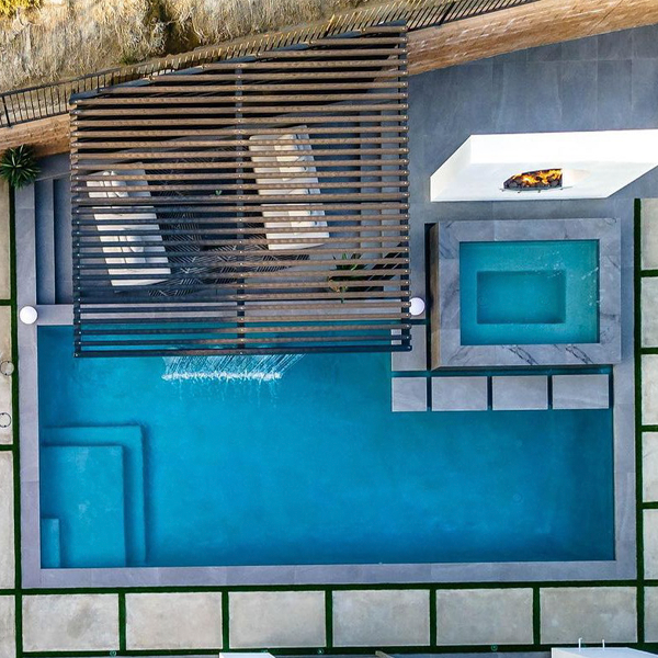 vista dron de una piscina privada con spa por Westmod Design