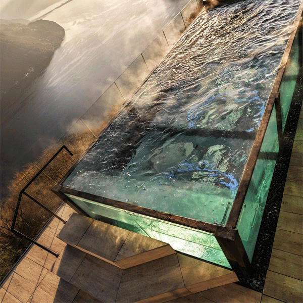 piscina desbordante con paredes y fondo transparente por acqualand