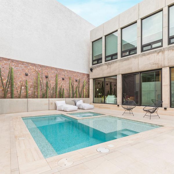 Mini piscina con spa, de diseño minimalista en líneas rectas, realizado en el patio interior de una casa moderna, por Albercas del Norte