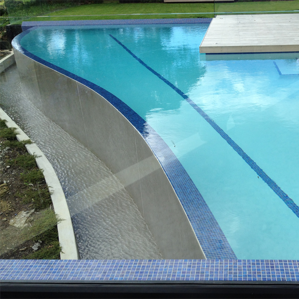 piscina desbordante de forma curvada