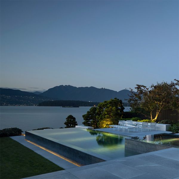Espectacular piscina infinity con spa de diseño moderno y minimalista, al atardecer con vistas al mar, realizada por Alka Pool