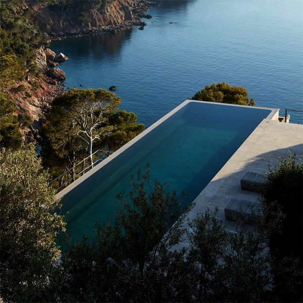 piscina infinita, sobre un acantilado, con preciosas vistas del mar mediterráneo, en un proyecto de Antonio Obrador
