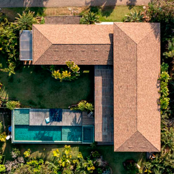 vista dron de piscina infinity con revestimiento en piedra hijau - sukabumi, en un proyecto de ARC+CO