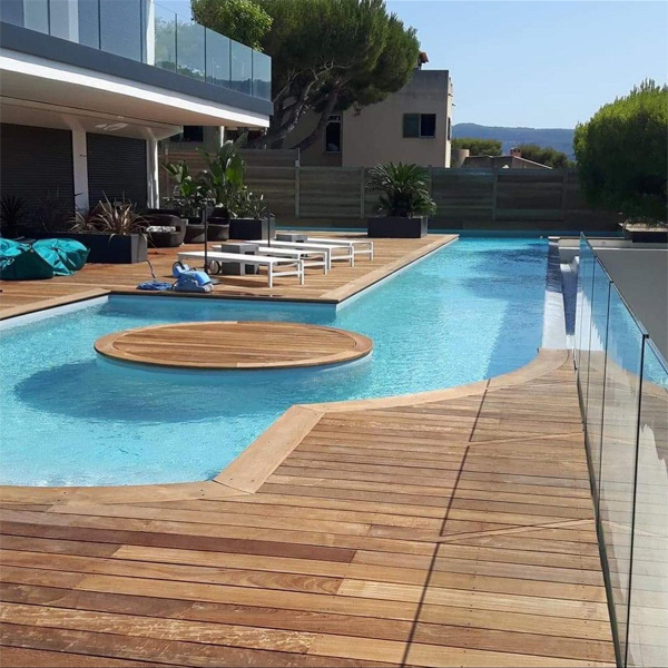 piscina infinity a medida con tarima de madera por Art Deco Piscine