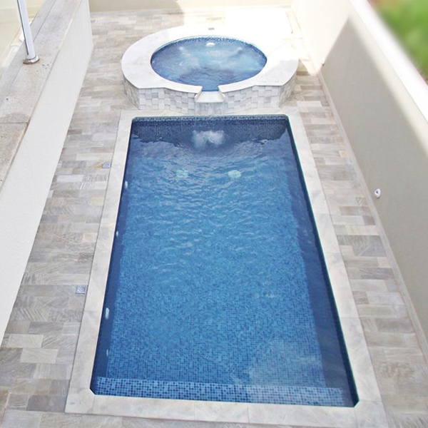 piscina en vivienda particular con spa desbordante
