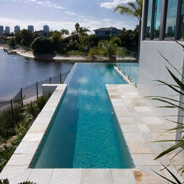 piscina infinity en forma de L, con spa incorporado, de Bali Pools