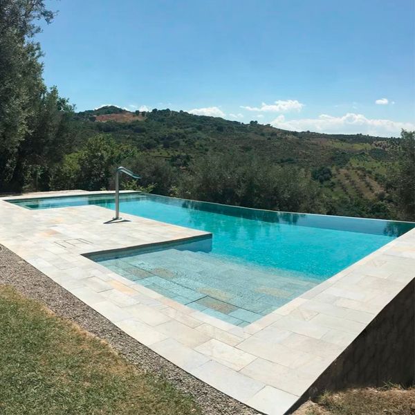 piscina infinity con zona spa y cascada, por Carobbio Pool Components