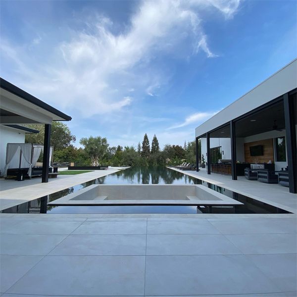 impresionante piscina infinity tipo espejo con spa incorporado, en un proyecto de Cosgrove Custom Pools