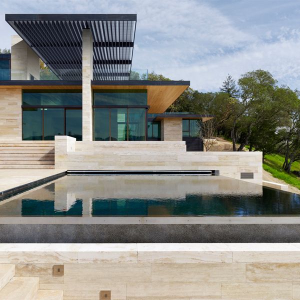 piscina infinity en un proyecto de Piechota Architecture