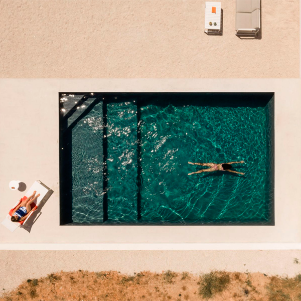 Vista dron de mini piscina en vivienda particular por DC AD