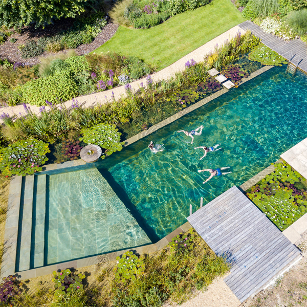 Vista dron de piscina natural por Ellicar