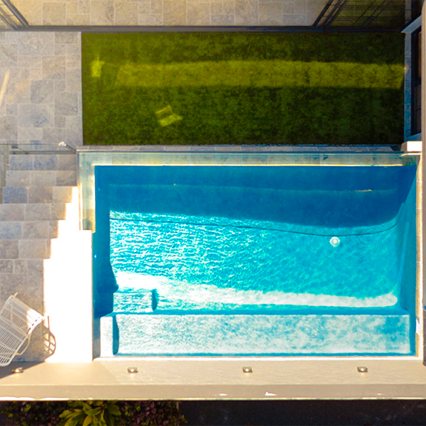 vista dron de una mini piscina de ezy living pools