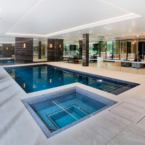piscina interior y spa, en diseño clásico, por Falcon Pools