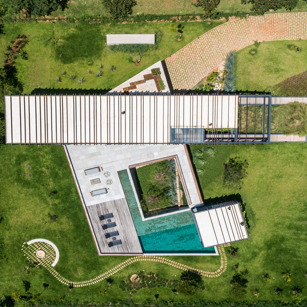 Vista dron de piscina y casa de diseño por FGMF