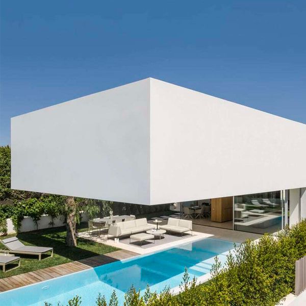 piscina infinity minimalista de color blanco, en un moderno proyecto de Gallardo Llopis