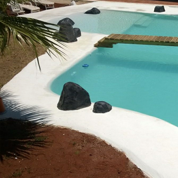 piscina blanca tipo playa